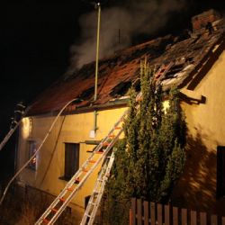 V Plasích shořel rodinný domek, požár zničil podkroví