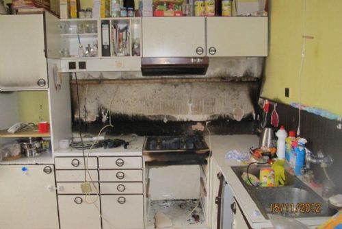 Foto: V plzeňském domě chytla kvůli opraváři kuchyně