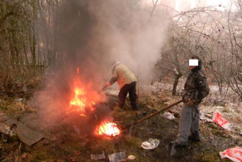 Foto: V Plzni pálil kabely, bránil se tím, že na své parcele může