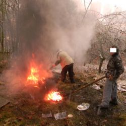 V Plzni pálil kabely, bránil se tím, že na své parcele může