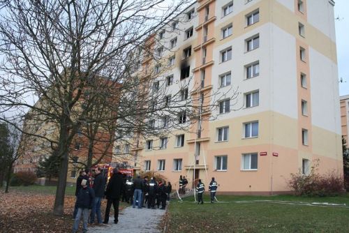 Foto: V Plzni požár zničil osm bytů, šest lidí skončilo v nemocnici 