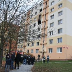 V Plzni požár zničil osm bytů, šest lidí skončilo v nemocnici 