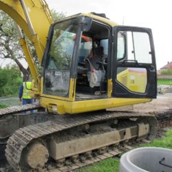 V Radobyčicích hořelo rypadlo, škoda půl milionu