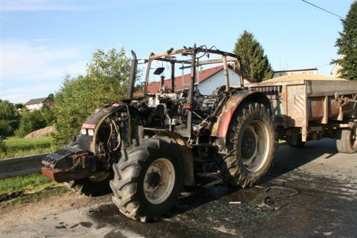 Foto: V Zahořanech shořel traktor, škody se odhadují na 900 tisíc 