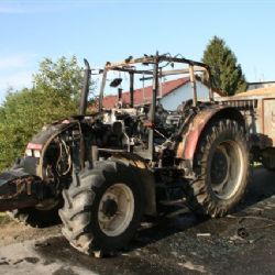 V Zahořanech shořel traktor, škody se odhadují na 900 tisíc 