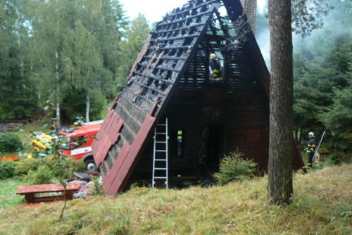 Foto: V Zavlekově na Klatovsku shořela chata po úderu bleskem 