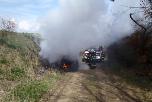 Foto: U Blahoust hořelo auto, uvnitř nikdo nebyl