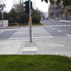 Zachraňovali zraněného chodce, muž jim nadával