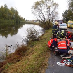 Auto se převrátilo do rybníka na střechu, muž zemřel
