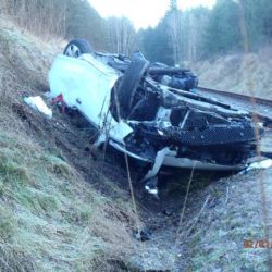 Auto vylétlo ve středu z dálnice D5 a skončilo na kolejích 