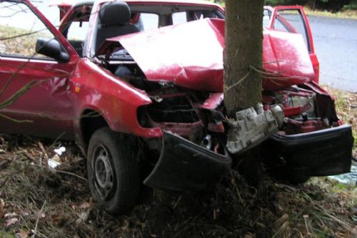 Foto: Auto za Skašovem narazilo do stromu, tři zranění