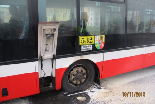 Foto: Autobusu MHD v Plzni se za jízdy zablokovalo a vzplálo kolo