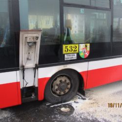 Autobusu MHD v Plzni se za jízdy zablokovalo a vzplálo kolo