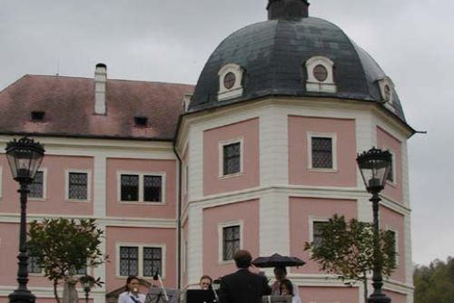 Foto: Vězni vyrobili papírový model zámku Bečov