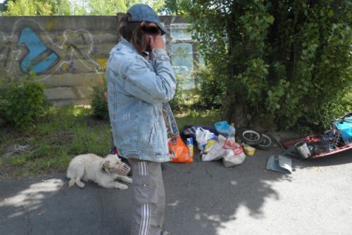 Foto: Bezdomovci v Plzni: Před porodnicí i v garáži v Zahradní