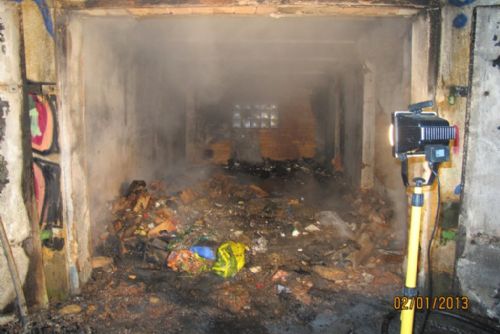 Foto: Bezdomovec zapálil cigaretou plzeňskou garáž