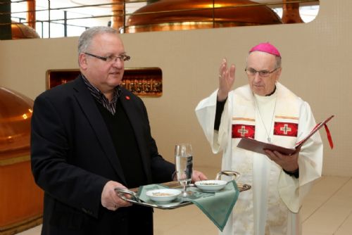 Foto: Biskup v pondělí v Prazdroji žehná velikonočnímu pivu