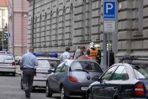 Foto: Krajský soud v Plzni vyklidilo falešné oznámení o bombě
