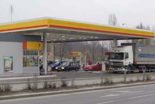 Foto: Na Švihovsku přepadli s pistolí benzinku, chytili je u Merklína 