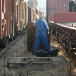 Chtěl ukrást poklop, ale nezvedl ho. Odešel se strážníky 