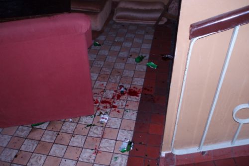 Foto: Cizinci se porvali v Plzni na ubytovně, tekla krev