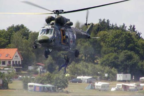 Foto: Dřevaře zachycené na skále zachrání v pondělí vrtulník