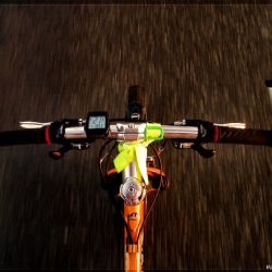 Cyklista jel v Nýřanech namol, boural na kanálu 