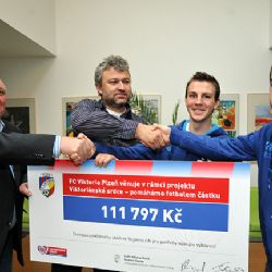Darida se Štípkem přivezli do Vejprnic šek z Viktoriánského srdce