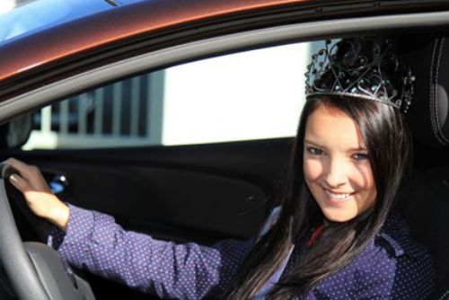 Foto: Dívka Šumavy’13 převzala automobil a předala výtěžek z dražby korunky