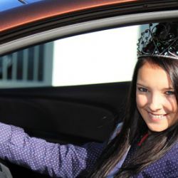 Dívka Šumavy’13 převzala automobil a předala výtěžek z dražby korunky