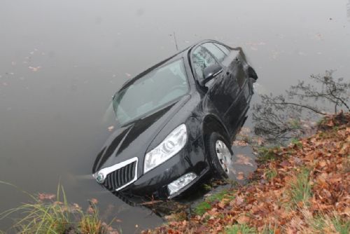 Foto: Do rybníka u Slatiny sjelo auto, řidič vylezl