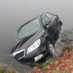Do rybníka u Slatiny sjelo auto, řidič vylezl