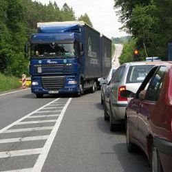 Dopravu z Plzně na Domažlice brzdí oprava mostu 