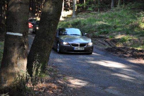 Foto: Drzost! Kolem šumavských jezer se prohnala kolona BMW
