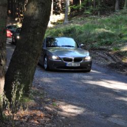 Drzost! Kolem šumavských jezer se prohnala kolona BMW
