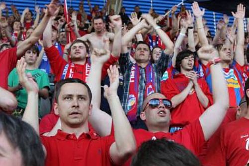 Foto: Fotbaloví fanoušci v Plzni jdou do boje o lístky na Bayern
