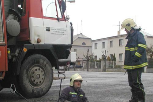 Foto: U Bděněvse boural kamion, hasiči píchli kolo