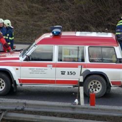 Hasiči bourali cestou k železniční nehodě