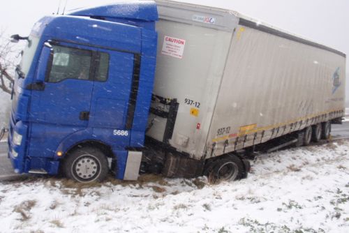 Foto: Hasiči celý den vyprošťovali kamion z příkopu u Liblína 