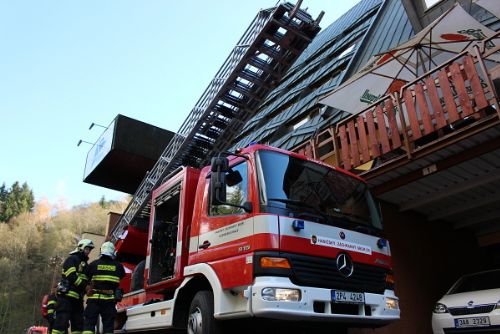 Foto: Hasiči cvičili v Kašperkách záchranu lidí z hořícího hotelu