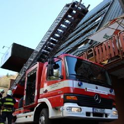 Hasiči cvičili v Kašperkách záchranu lidí z hořícího hotelu