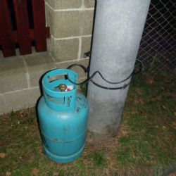 Hasiči v Plzni odstříhávali PB lahev od stromu