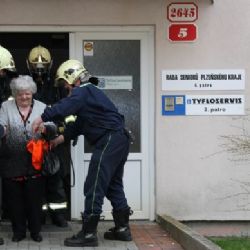 Hasiči vyváděli z hořícího Tyflocentra nevidomé  