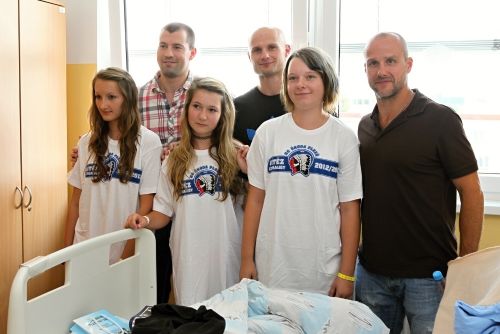 Foto: Hokejisté Plzně potěšili děti v Klatovské nemocnici 