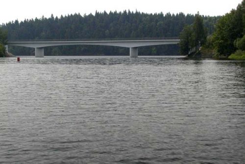 Foto: Na přehradu Hracholusky se vrací vodní záchranáři