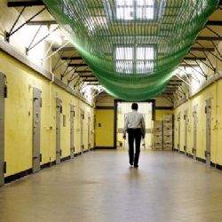 Hromadné propouštění vězňů monitorují strážníci i policisté 
