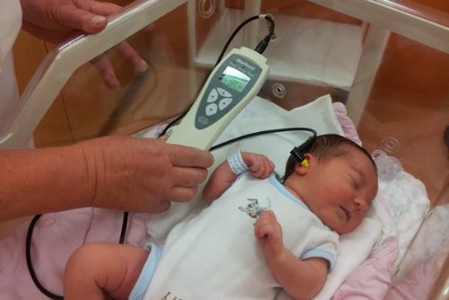 Foto: Klatovská nemocnice má k dispozici přístroj na screening sluchu novorozenců