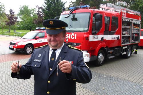Foto: Koterovští hasiči si převzali dva nové vozy  