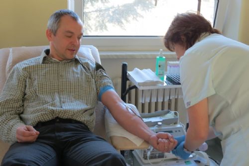 Foto: Lesáci přivezli do Plzně darovat šumavskou krev 