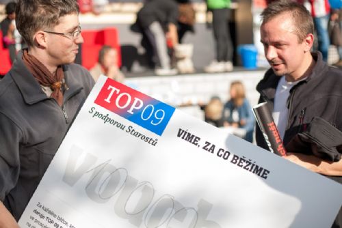 Foto: M. Ženíšek předal junákům 10 000 Kč na shořelou klubovnu